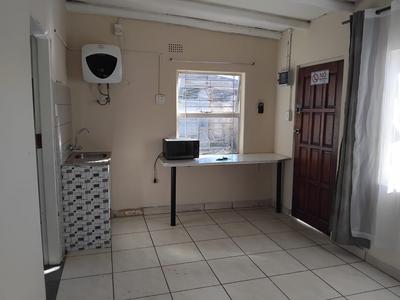 Bachelor Unit  For Rent in Malvern East, Germiston