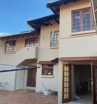Freehold For Sale in Bedfordview, Bedfordview